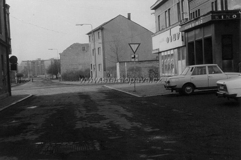 ratiborska (20).jpg - Pohled z Hálkové ulice na tehdejší Ratibořskou. Fotografie ze 70. let 20.století